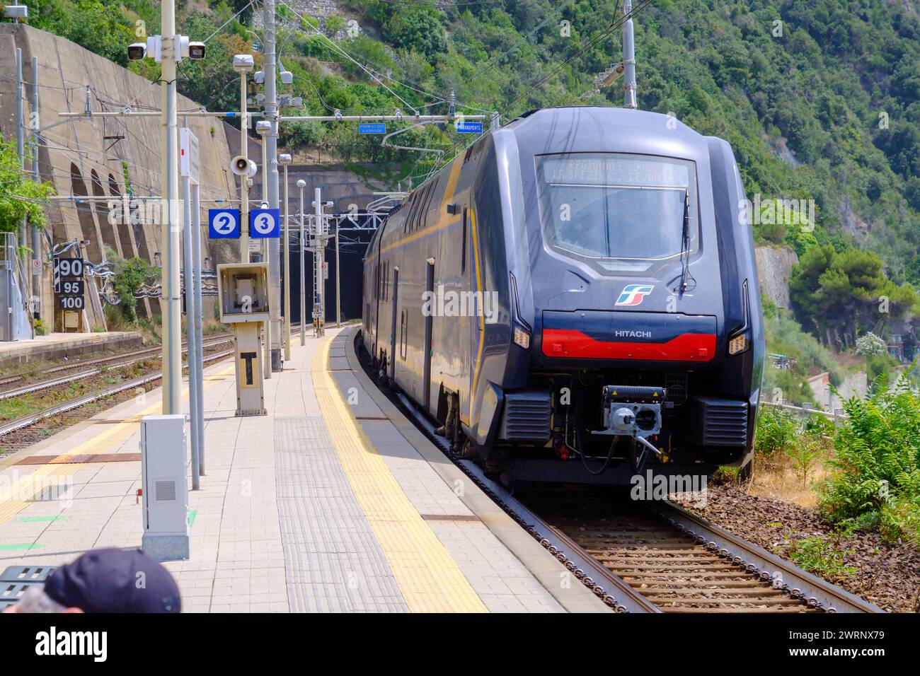 Corniglia, IT - 25. Juli 2023: Zug fährt in den Bahnhof Corniglia ein Stockfoto