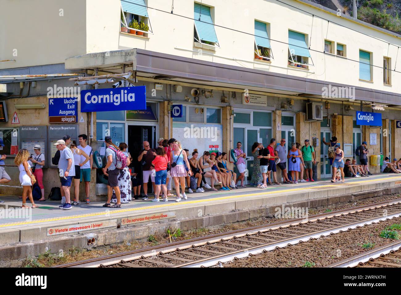 Corniglia, IT - 25. Juli 2023: Leute, die am Bahnhof Corniglia auf den Zug warten Stockfoto