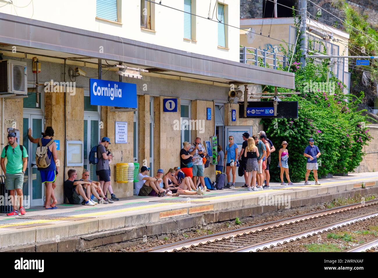 Corniglia, IT - 25. Juli 2023: Leute, die am Bahnhof Corniglia auf den Zug warten Stockfoto