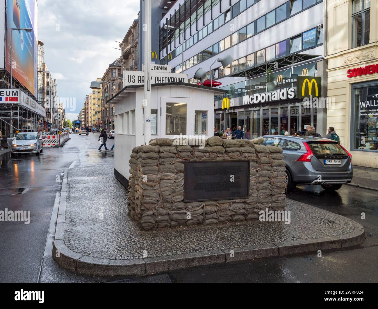Der Checkpoint der US Army, bekannt als Checkpoint Charlie (August 2023) in Berlin. Stockfoto