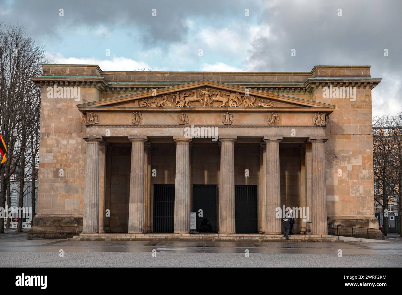 Berlin - 16. Dezember 2021: Die neue Wache ist ein denkmalgeschütztes Gebäude am Boulevard unter den Linden in Berlin. Errichtet von 1816 bis 1818 nach pla Stockfoto