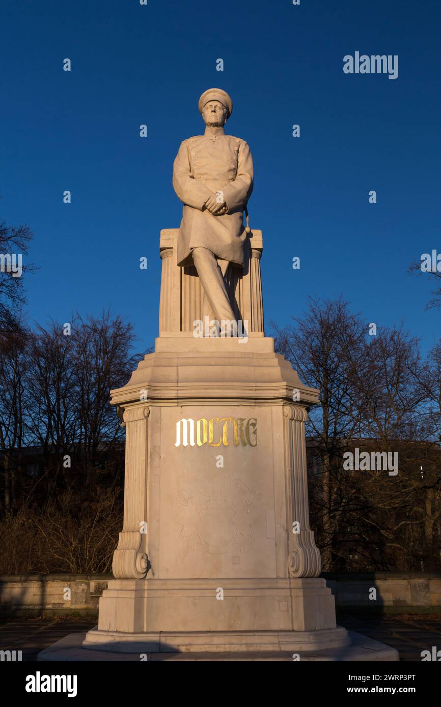 Berlin – 16. Dezember 2021: Statue von Helmuth Karl Bernhard Graf von Moltke, einem preußischen Feldmarschall, im Tiergarten in Berlin Stockfoto
