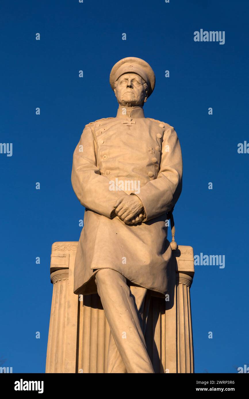 Berlin – 16. Dezember 2021: Statue von Helmuth Karl Bernhard Graf von Moltke, einem preußischen Feldmarschall, im Tiergarten in Berlin Stockfoto