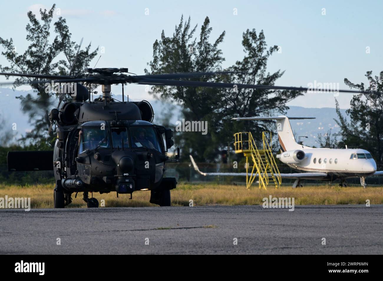 Soldaten der US-Armee, die der 7th Special Forces Group zugeordnet sind, führen Landeverfahren auf einem MH-60M Black Hawk Hubschrauber durch, der dem 160th Special Operations Aviation Regiment zugewiesen wurde, während der Übung Tropical Dagger in Kingston, Jamaika, 22. Februar 2024. Die 7. SFG spielt eine wichtige Rolle bei der Mission der Spezialkräfte, die Kräfte zu organisieren, auszubilden, zu validieren und für den Einsatz vorzubereiten, um weltweite Spezialoperationen durchzuführen, über das gesamte Spektrum der militärischen Operationen zur Unterstützung regionaler Kombattantenkommandanten, amerikanischer Botschafter und anderer Agenturen, wie angewiesen, durchzuführen. (US-Foto von Senior A Stockfoto