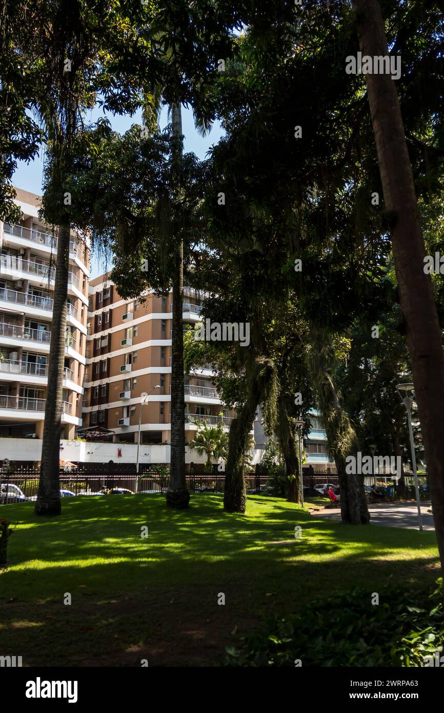 Teilweiser Blick auf die Nordseite des Catete Palace grüne Vegetationsgärten unter Baumschatten im Viertel Flamengo unter dem sonnigen, klaren blauen Himmel am Sommermorgen. Stockfoto