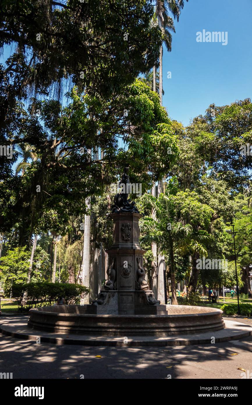Der Brunnen Nascimento de Venus (Geburt der Venus) mitten in den Gärten des Catete Palace im Viertel Flamengo unter dem blauen Himmel am Sommermorgen. Stockfoto
