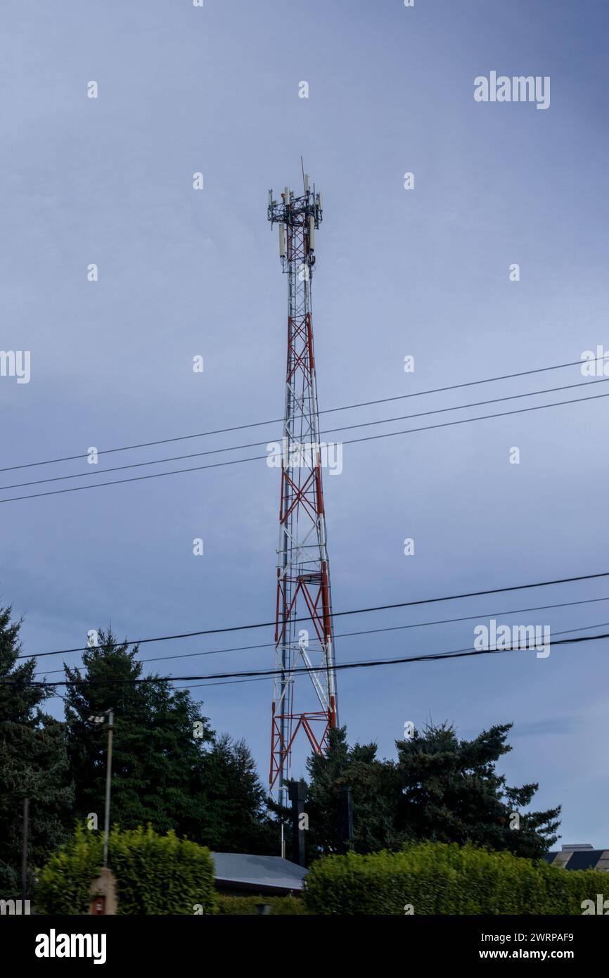 Elektrizitätsturm mit klarem Himmel Hintergrund Stockfoto