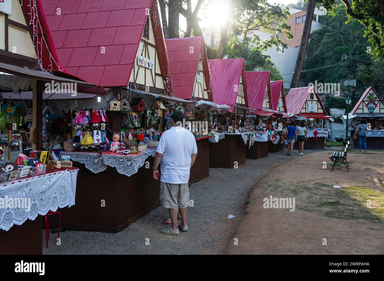 Viele farbenfrohe Souvenirstände mit vielen Kunsthandwerksgegenständen zum Verkauf in den öffentlichen Gärten des Crystal Palace unter dem sonnigen Sommernachmittag. Stockfoto