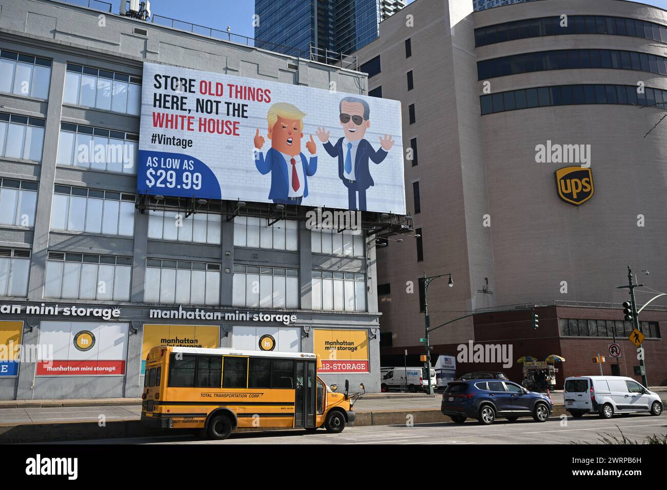 Eine Werbetafel für ein Speicherunternehmen zeigt Cartoon-Bilder von Donald Trump und Joe Biden entlang des West Side Highway in New York. Stockfoto