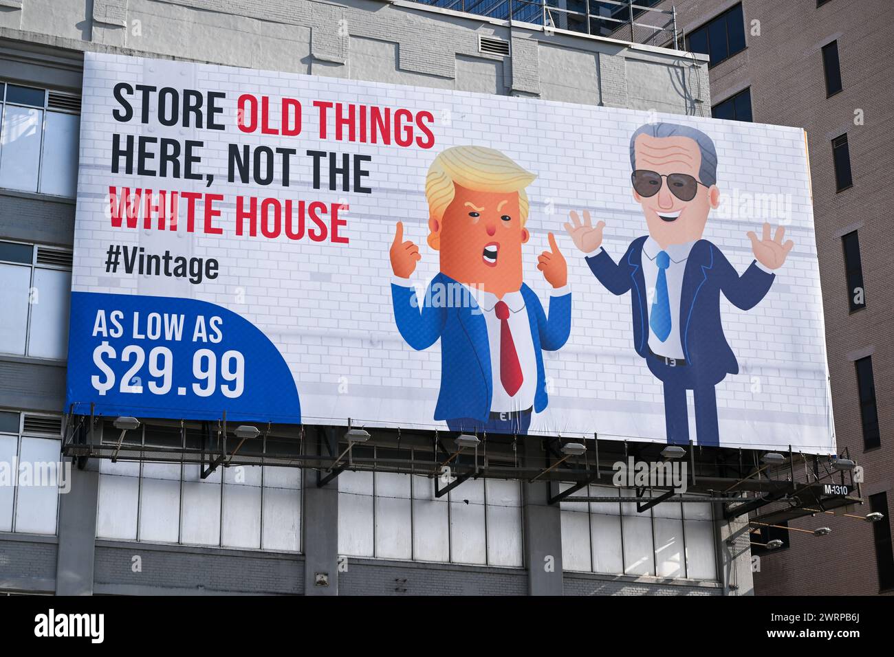 Eine Werbetafel für ein Speicherunternehmen zeigt Cartoon-Bilder von Donald Trump und Joe Biden entlang des West Side Highway in New York. Stockfoto