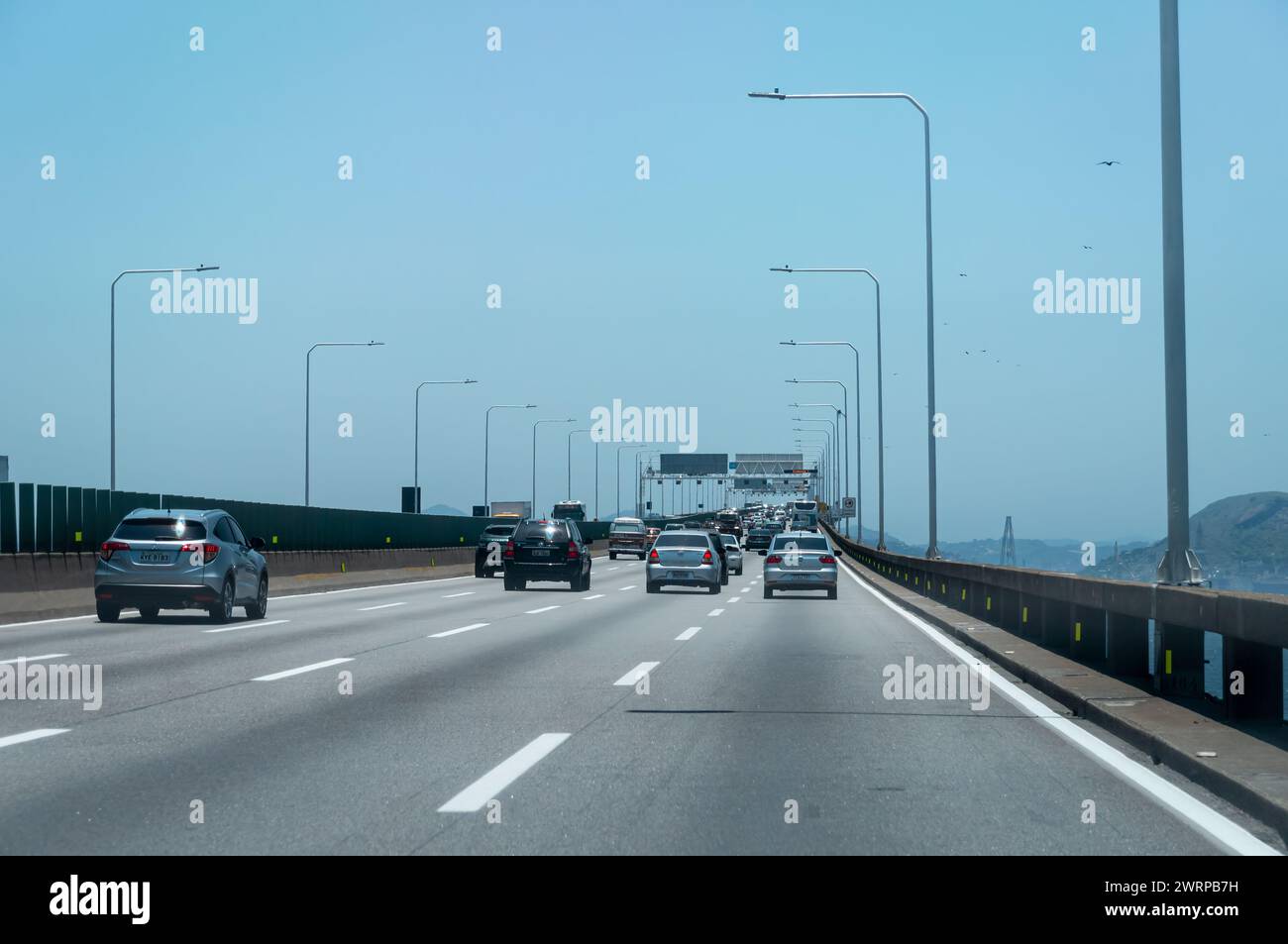 Starke Verkehrsbewegung über die Rio Niteroi-Brücke (Mario Covas Highway) bei KM 329 während der Fahrt nach Niteroi-Stadt unter dem sonnigen blauen Himmel am Sommernachmittag. Stockfoto