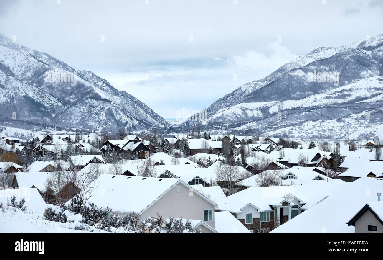 Dächer in Mountain Green, Utah, und Weber Canyon, durch die einige Gebäude von Ogden einfach zu erkennen sind. Stockfoto