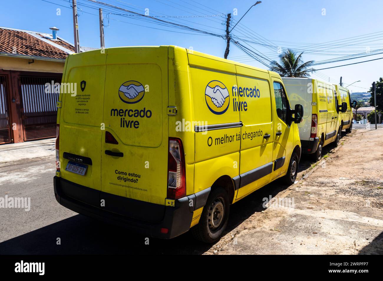 Marilia, Sao Paulo, Brasilien, 16. Mai 2023. Ein Van von der Firma Mercado Livre parkte in einer Straße, um Pakete in Marilia zu liefern. Stockfoto