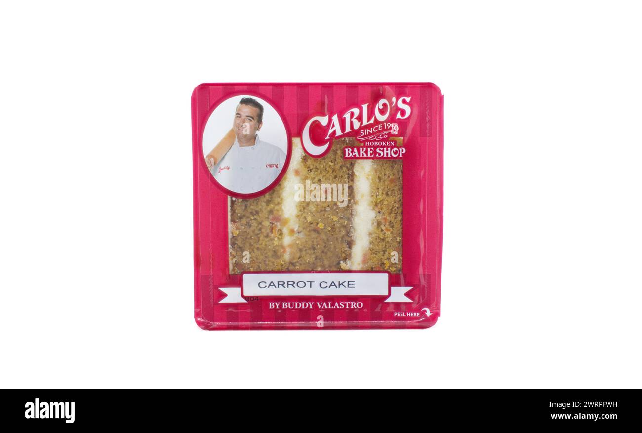 Ocala, FL 3-2-2024 Carlos Bake Shop seit 1910 ist eine Bäckerei in Familienbesitz, die in der TLC-Hit-Show Cake Boss vorgestellt wird. Karottenkuchen. Isoliert auf weißem Backgr Stockfoto
