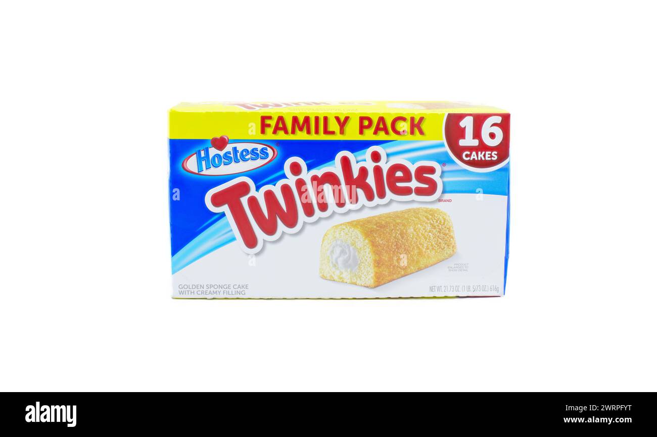 Ocala, FL 3-13-2024 Box Twinkies goldener Schwammkuchen mit Sahnefüllung Familienpackung 16 Stück von Hostess isoliert auf weißem Hintergrund Stockfoto