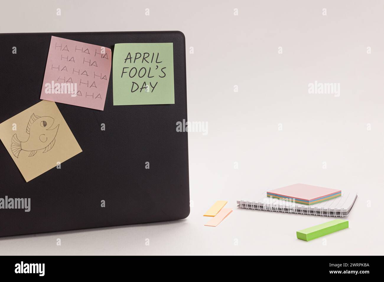 Bürokonzept am Aprilschertag Schreibwaren, Laptop, Haftnotizen auf dem Tisch Stockfoto