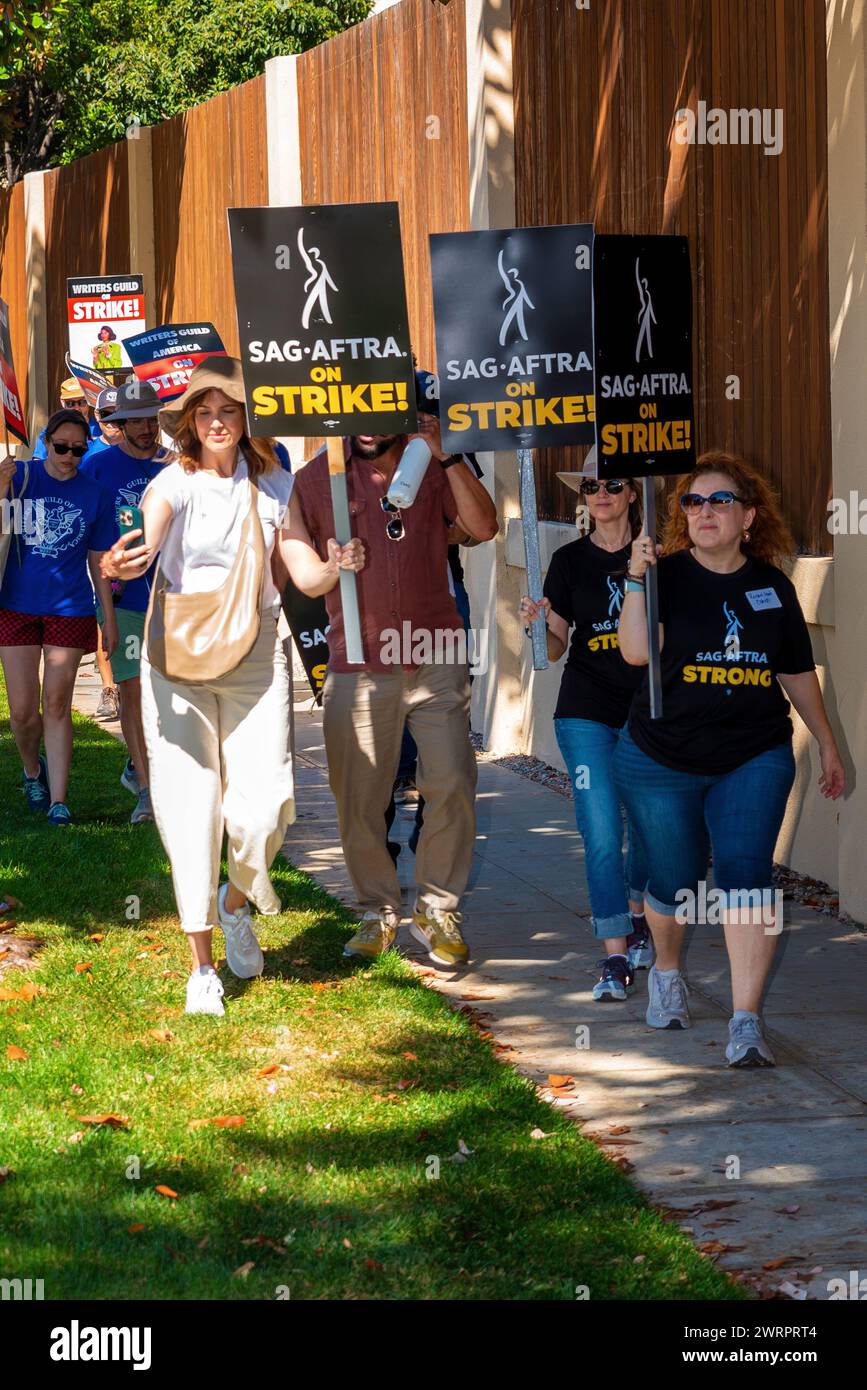 Die Schauspieler und Schriftsteller streikten alle vor den Disney Studios am 14.07.2023. Mandy Moore, Rachel Leah Cohen und Juliana Dever. Quelle: Erik Morgan Stockfoto