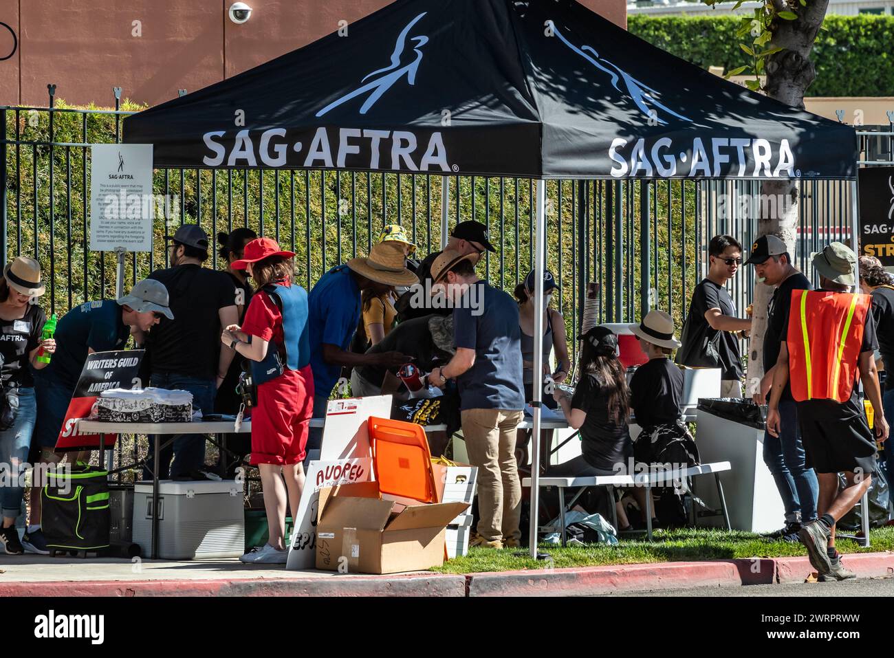 Im sag-AFTRA-Kommandozentrum auf dem Gehweg am 14. Juli 2023 streiken Hollywood Actors & Writers mit Streifenschildern in den Walt Disney Studios. Quelle: Erik Morgan Stockfoto