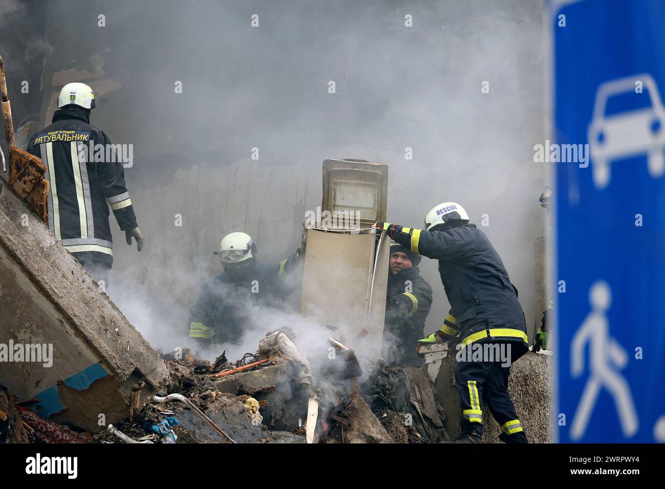 Nicht exklusiv: SUMY, UKRAINE - 13. MÄRZ 2023 - Retter beseitigen die Folgen eines von russischen Truppen auf einen fünf-Storen-Drohnenangriffs geschaffenen Shahed-Drohnenangriffs Stockfoto