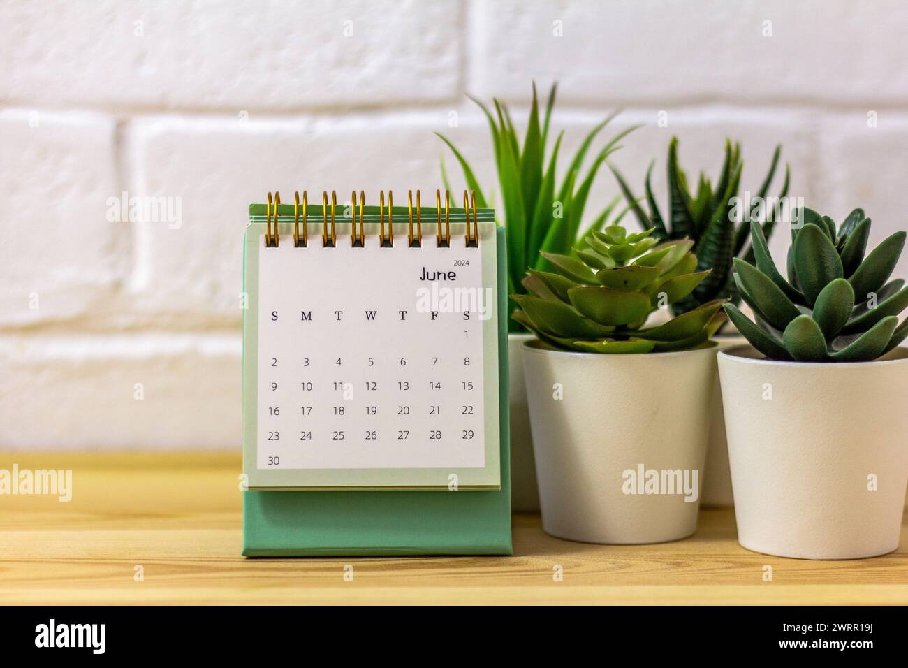 Tischkalender für Juni 2024 am Arbeitsplatz. Stockfoto