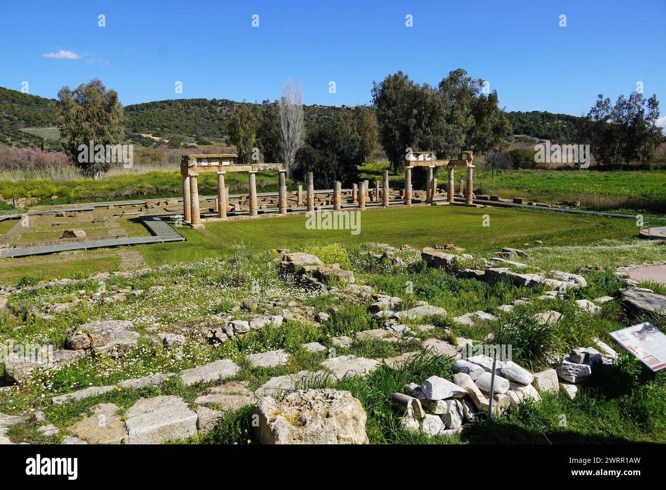 Das antike Heiligtum von Artemis. Säulen der Arkade oder stoa und Ruinen des Tempels, in Brauron oder Vravrona, Attika, Griechenland Stockfoto