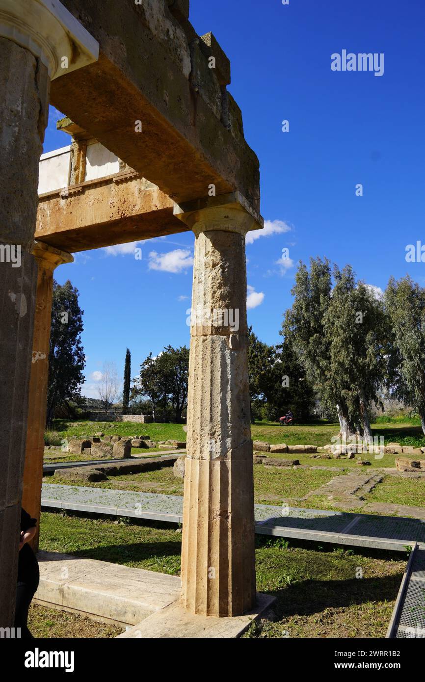 Das antike Heiligtum von Artemis. Säulen der Arkade oder stoa vor dem Tempel, in Brauron oder Vravrona, Attika, Griechenland Stockfoto