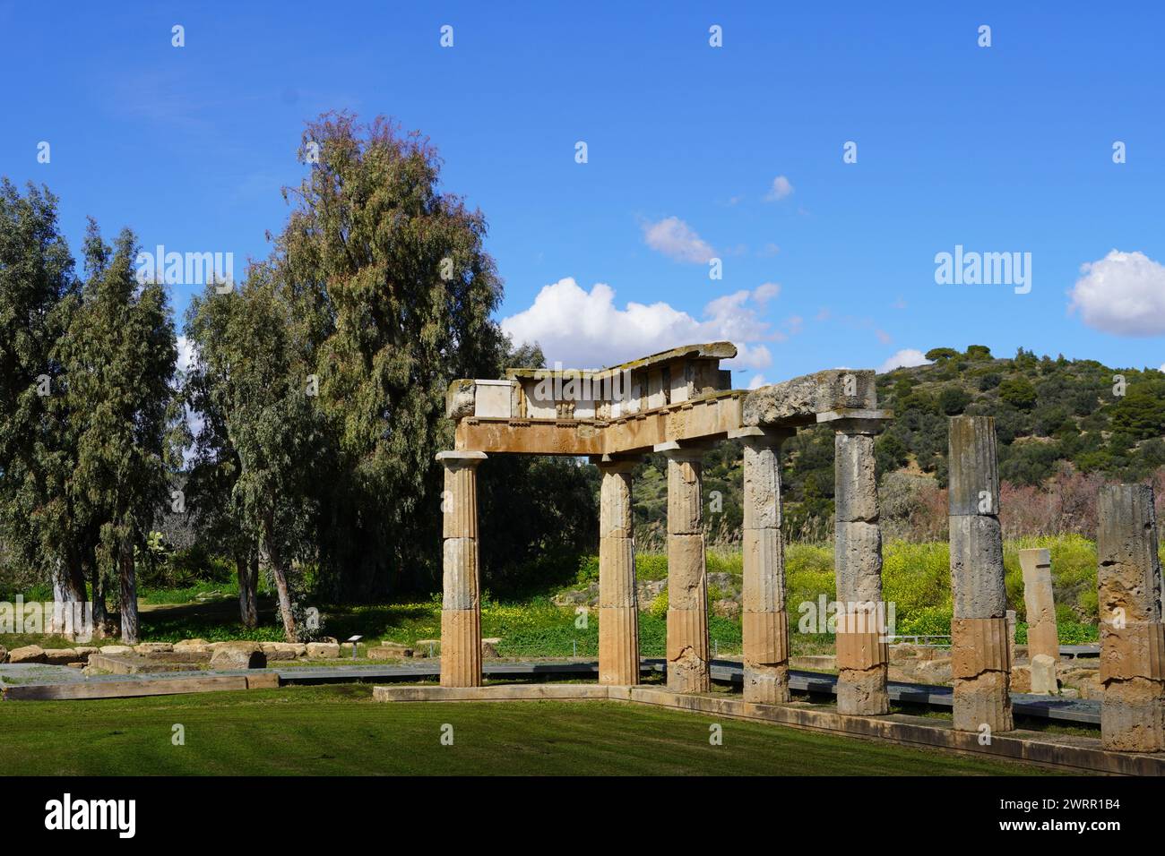 Das antike Heiligtum von Artemis. Säulen der Arkade oder stoa vor dem Tempel, in Brauron oder Vravrona, Attika, Griechenland Stockfoto