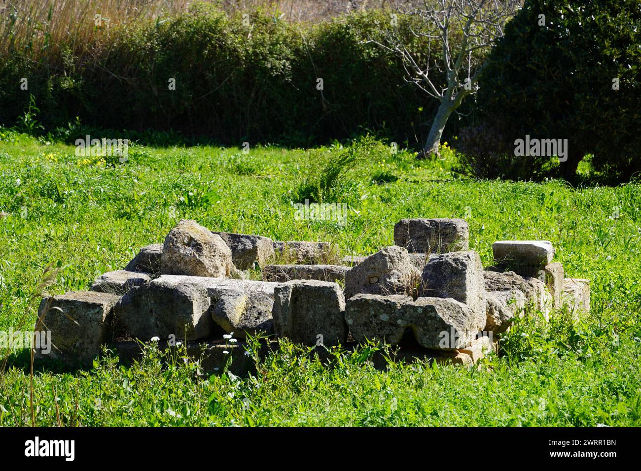 Der Altar im antiken Heiligtum von Artemis, in der Nähe des Tempels, in Brauron oder Vravrona, Attika, Griechenland Stockfoto