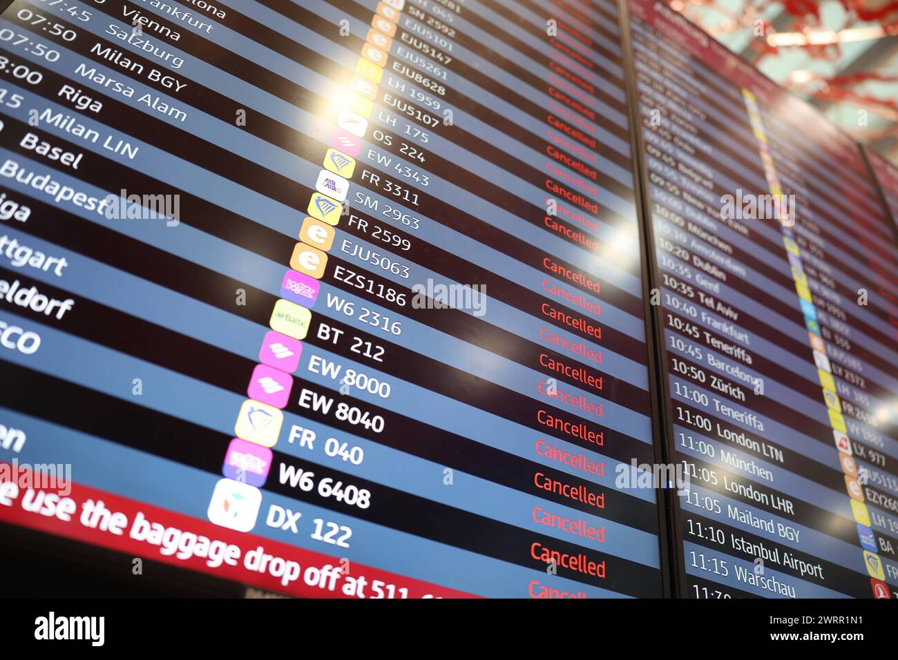 Eine Anzeigentafel mit stornierten bzw. Ausgefallenen Flügen im Terminal. Warnstreik der Gewerkschaft ver.di am 14. März 2024 am Flughafen Berlin Brandenburg BER . Die Beschäftigten, die in der Fluggastkontrolle, in der Personen- und Warenkontrolle, der Frachtkontrolle und in Servicebereichen tätig sind rufen im Rahmen eines bundesweiten Streiks am Donnerstag, 14. März 2024, zu einem ganztägigen Streik auf. Streik am Flughafen Berlin Brandenburg *** Eine Anzeigetafel mit annullierten oder annullierten Flügen im Terminal Warnstreik der gewerkschaft ver di am 14. März 2024 in Berlin Brandenbur Stockfoto