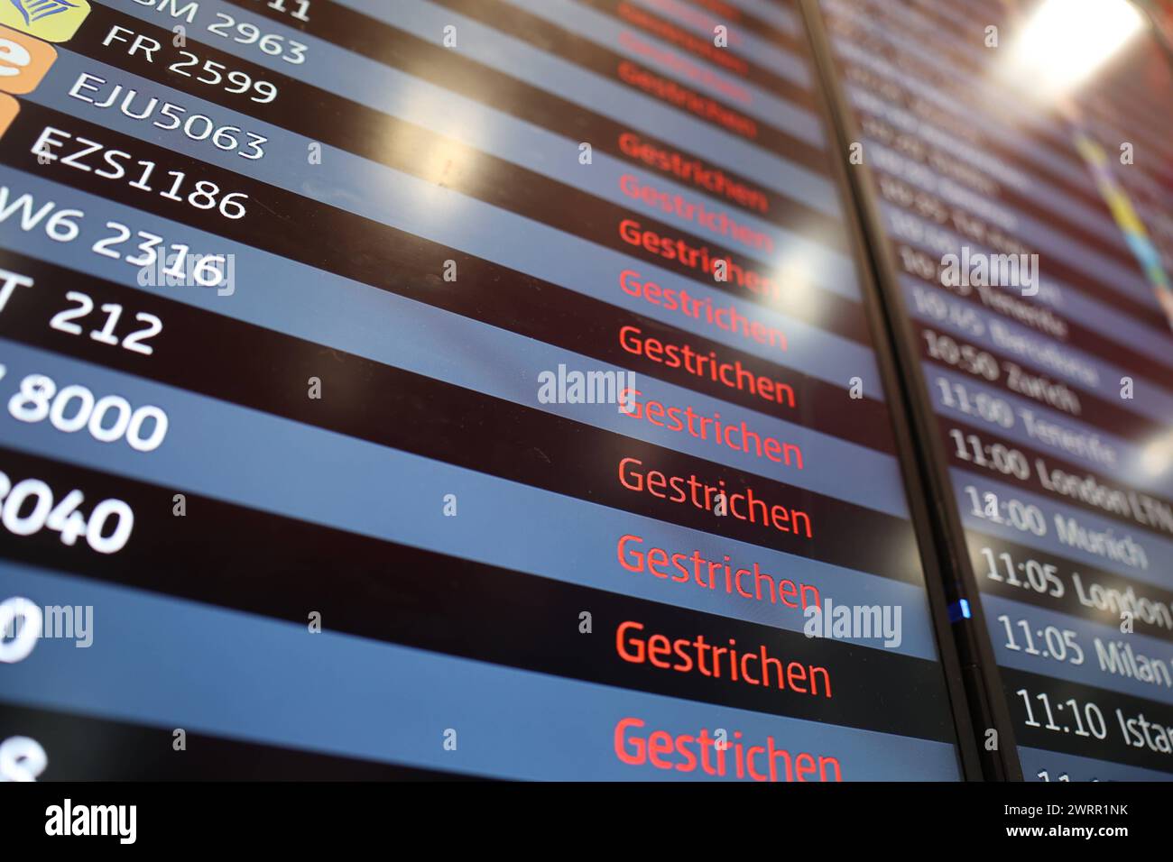 Eine Anzeigentafel mit stornierten bzw. Ausgefallenen Flügen im Terminal. Warnstreik der Gewerkschaft ver.di am 14. März 2024 am Flughafen Berlin Brandenburg BER . Die Beschäftigten, die in der Fluggastkontrolle, in der Personen- und Warenkontrolle, der Frachtkontrolle und in Servicebereichen tätig sind rufen im Rahmen eines bundesweiten Streiks am Donnerstag, 14. März 2024, zu einem ganztägigen Streik auf. Streik am Flughafen Berlin Brandenburg *** Eine Anzeigetafel mit annullierten oder annullierten Flügen im Terminal Warnstreik der gewerkschaft ver di am 14. März 2024 in Berlin Brandenbur Stockfoto