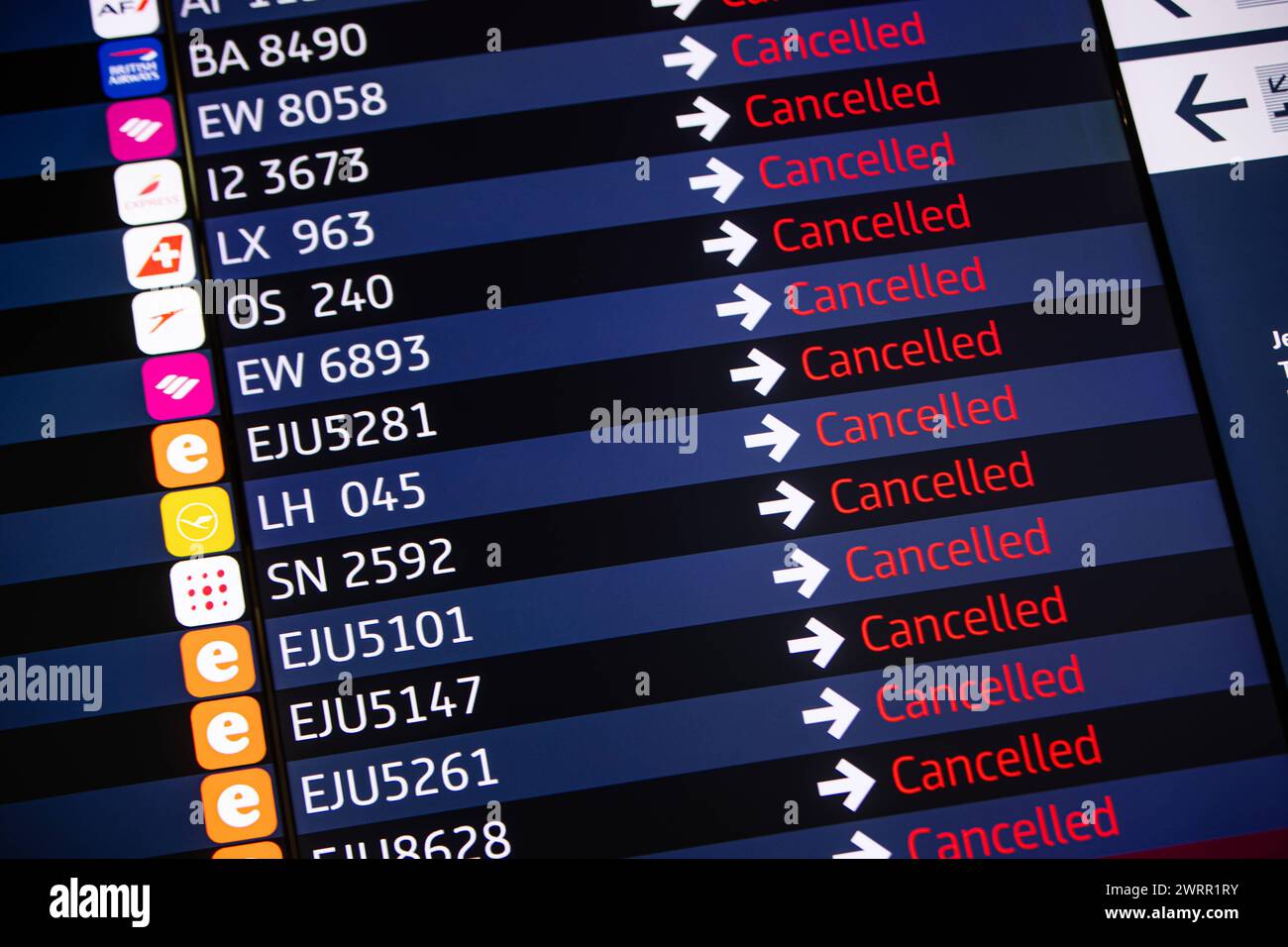 Eine Anzeigentafel mit stornierten bzw. Ausgefallenen Flügen im Terminal. Warnstreik der Gewerkschaft ver.di am 14. März 2024 am Flughafen Berlin Brandenburg BER . Die Beschäftigten, die in der Fluggastkontrolle, in der Personen- und Warenkontrolle, der Frachtkontrolle und in Servicebereichen tätig sind rufen im Rahmen eines bundesweiten Streiks am Donnerstag, 14. März 2024, zu einem ganztägigen Streik auf. Streik am Flughafen Berlin Brandenburg *** Eine Anzeigetafel mit annullierten oder annullierten Flügen im Terminal Warnstreik der gewerkschaft ver di am 14. März 2024 in Berlin Brandenbur Stockfoto