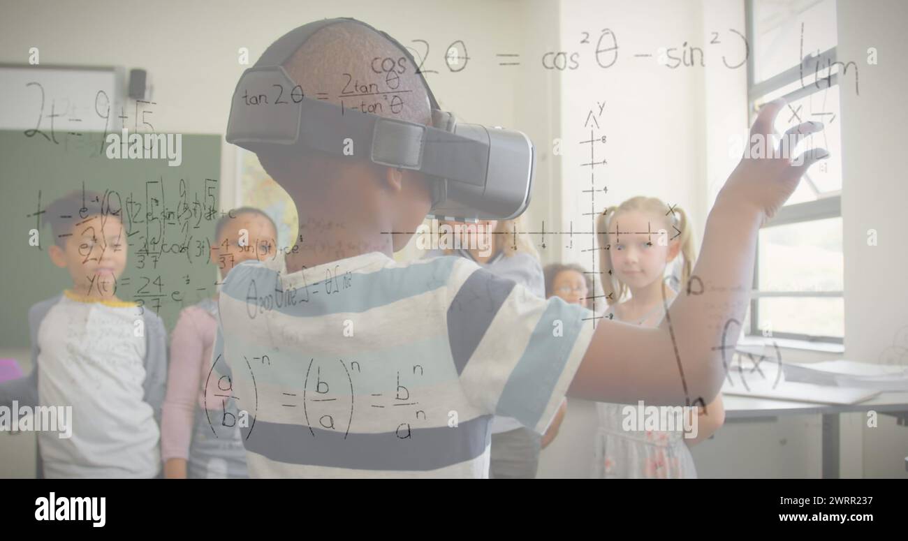 Abbildung mathematischer Gleichungen über Schüler mit vr-Headsets Stockfoto