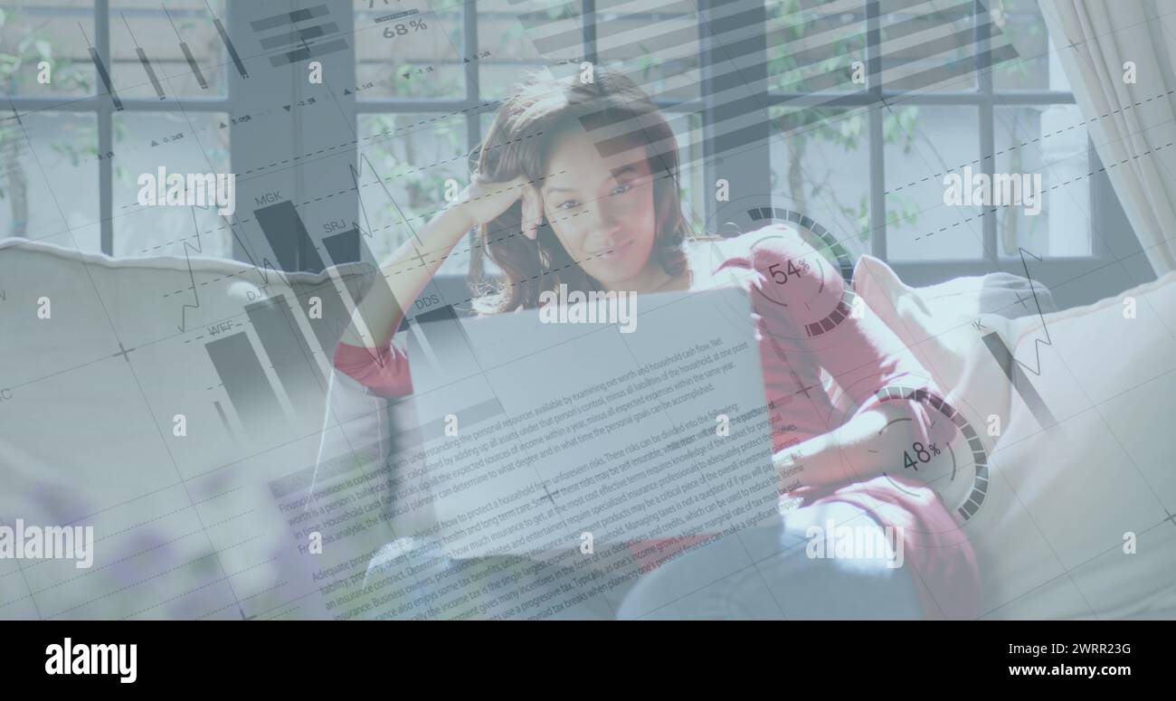 Bild der Verarbeitung von Finanzdaten über Frauen, die zu Hause Laptop verwenden Stockfoto