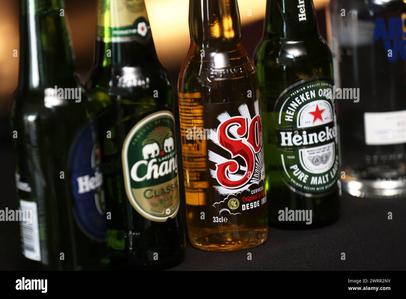 Eine Auswahl an alkoholischen Getränken und Getränken in Bars und Restaurants in Großbritannien. Stockfoto