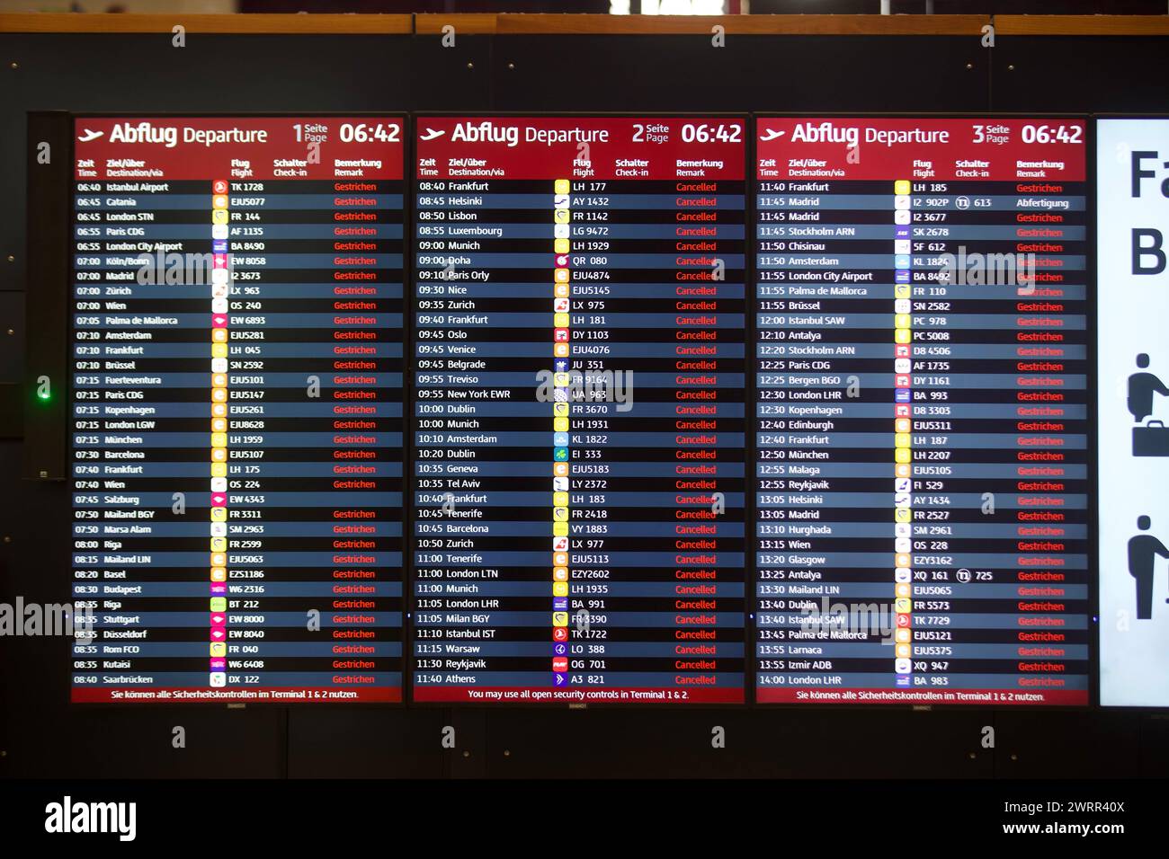 Eine Anzeigentafel mit stornierten bzw. Ausgefallenen Flügen im Terminal. Warnstreik der Gewerkschaft ver.di am 14. März 2024 am Flughafen Berlin Brandenburg BER . Die Beschäftigten, die in der Fluggastkontrolle, in der Personen- und Warenkontrolle, der Frachtkontrolle und in Servicebereichen tätig sind rufen im Rahmen eines bundesweiten Streiks am Donnerstag, 14. März 2024, zu einem ganztägigen Streik auf. Streik am Flughafen Berlin Brandenburg *** Eine Anzeigetafel mit annullierten oder annullierten Flügen im Terminal Warnstreik der gewerkschaft ver di am 14. März 2024 in Berlin Brandenbur Stockfoto