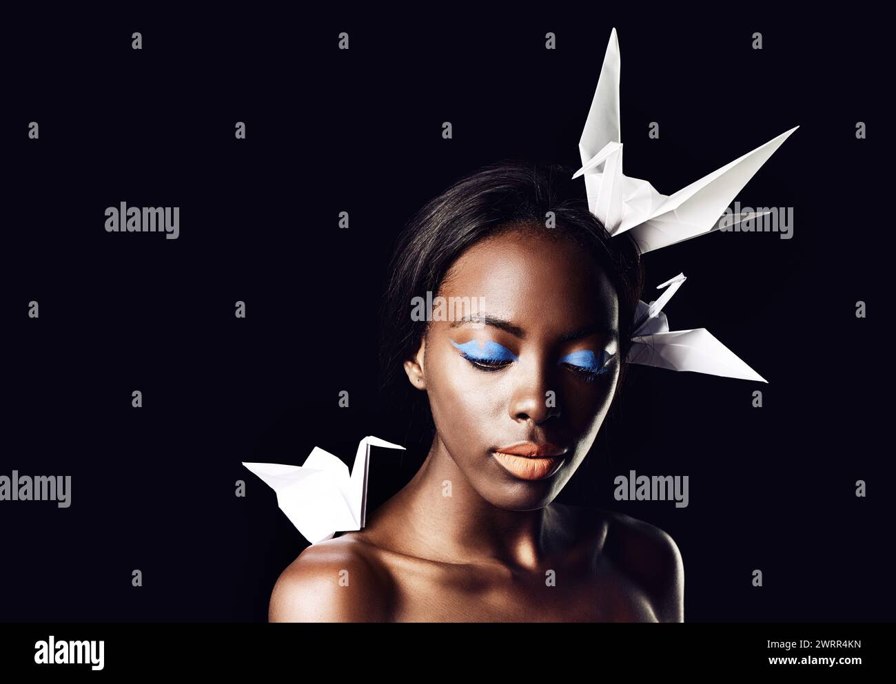 Schwarze Frau, Make-up und schöne Kunst mit Schönheit, Tauben- oder Origami-Vögeln auf dunklem Studiohintergrund. Nahaufnahme oder Gesicht einer afrikanischen weiblichen Person oder eines afrikanischen Models Stockfoto