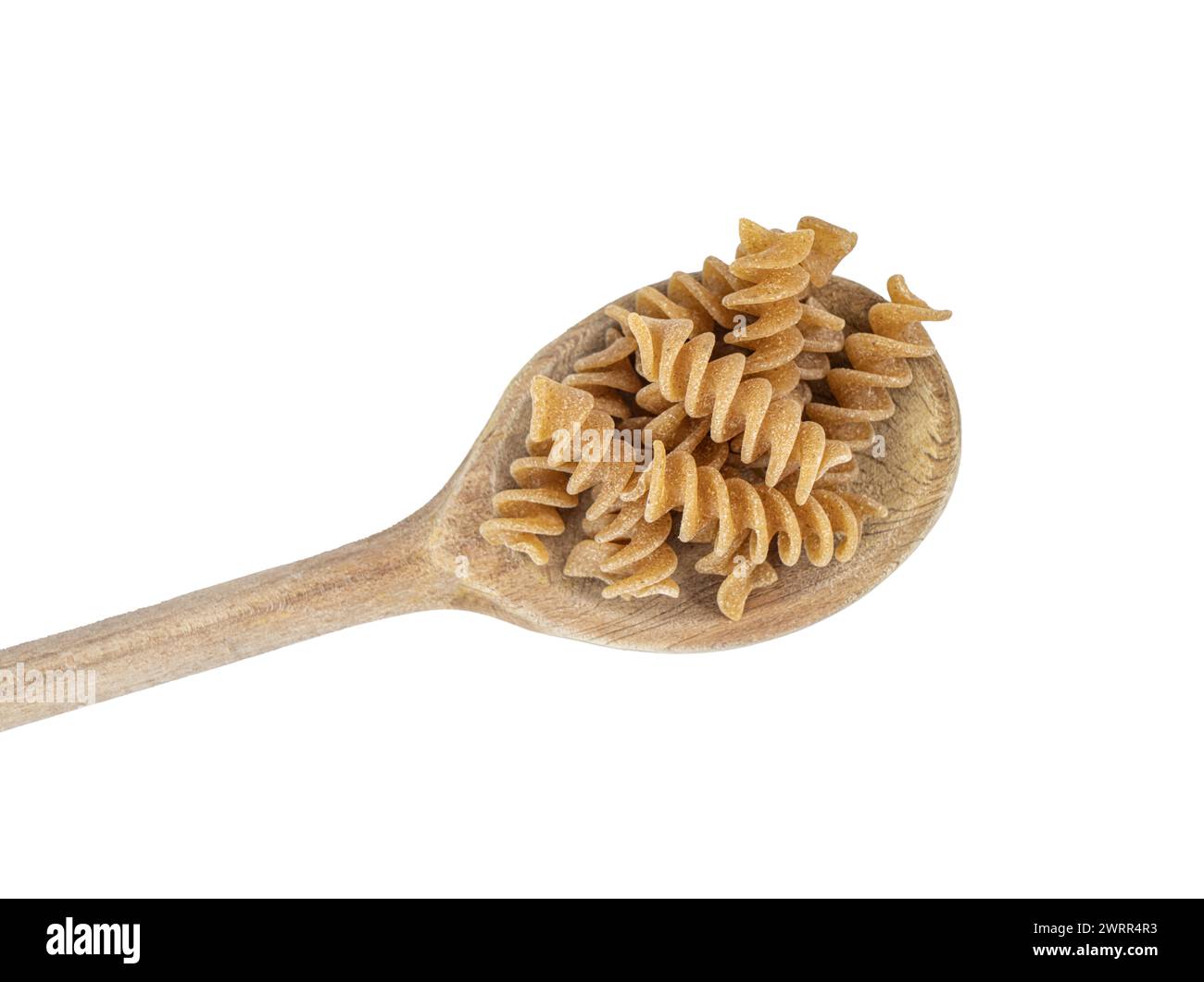 Ein kleiner Haufen Vollkornnudeln auf einer Holzkelle Stockfoto