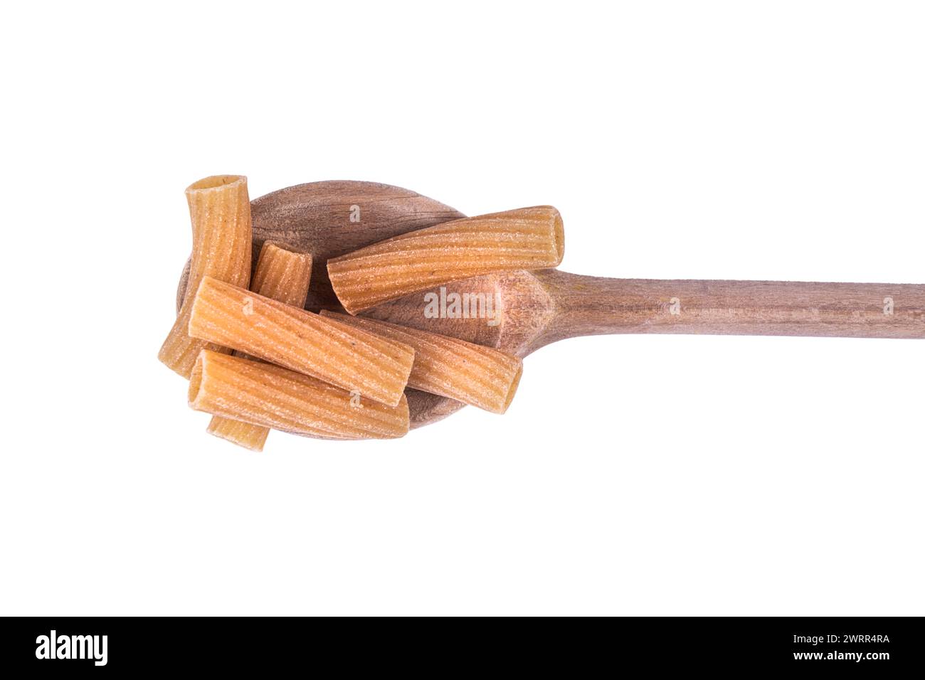 Ein kleiner Haufen Vollkornnudeln auf einer Holzkelle Stockfoto