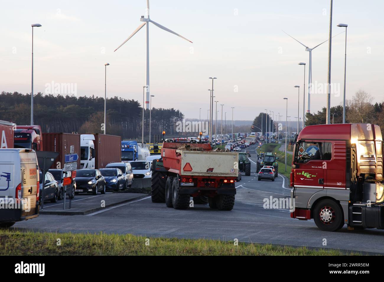 Gent, Belgien. März 2024. Ein Traktor mit Anhänger wird während eines Bauernprotests gesehen, der am Donnerstag, den 14. März 2024, den Einlass von LKWs zum Hafen von Gent blockiert. Zwei unabhängige Junglandwirte-Verbände protestieren weiterhin gegen die strengen Stickstoffvorschriften für Landwirte. Durch die Sperrung der Häfen wollen die Landwirte darauf hinweisen, dass es vor allem die Industrie ist, die Stickstoff ausstößt, und nicht die Landwirtschaft. BELGA FOTO NICOLAS MAETERLINCK Credit: Belga News Agency/Alamy Live News Stockfoto