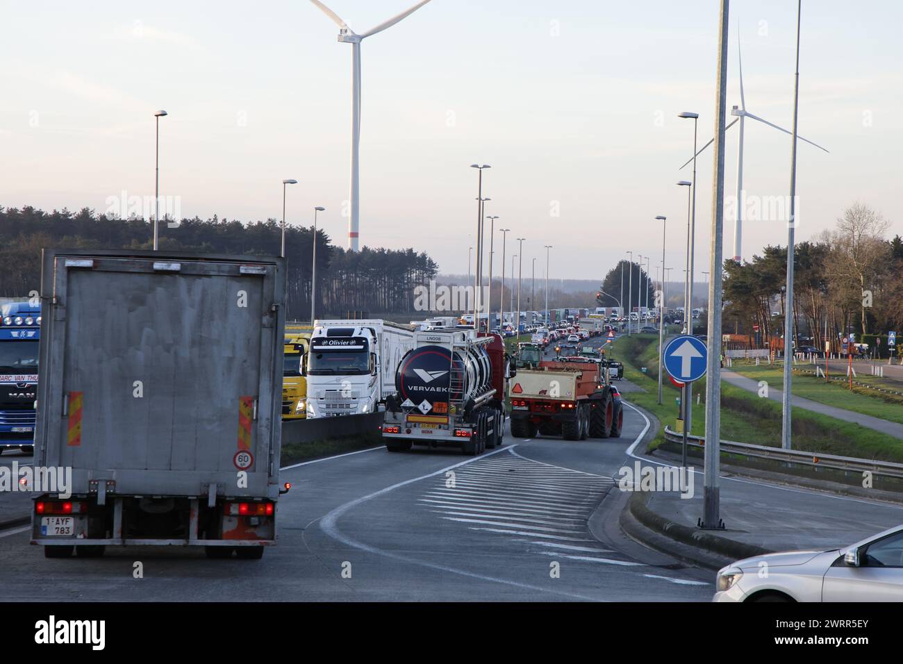 Gent, Belgien. März 2024. Während eines Bauernprotests, der am Donnerstag, den 14. März 2024 den Zugang von LKWs zum Hafen von Gent blockierte, stecken Autos und LKWs in Staus fest. Zwei unabhängige Junglandwirte-Verbände protestieren weiterhin gegen die strengen Stickstoffvorschriften für Landwirte. Durch die Sperrung der Häfen wollen die Landwirte darauf hinweisen, dass es vor allem die Industrie ist, die Stickstoff ausstößt, und nicht die Landwirtschaft. BELGA FOTO NICOLAS MAETERLINCK Credit: Belga News Agency/Alamy Live News Stockfoto