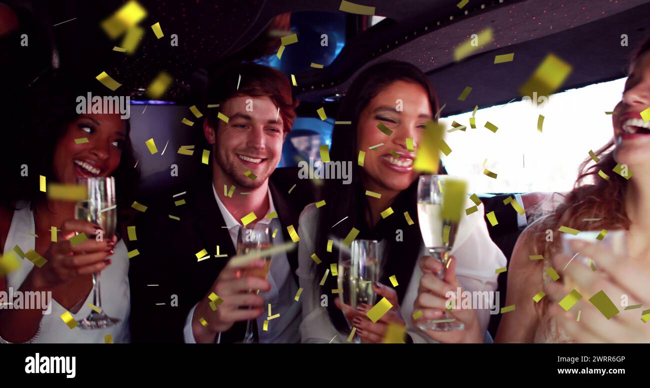 Verschiedene Freunde feiern in einer Limousine mit Champagner und goldenem Konfetti in 4k. Stockfoto