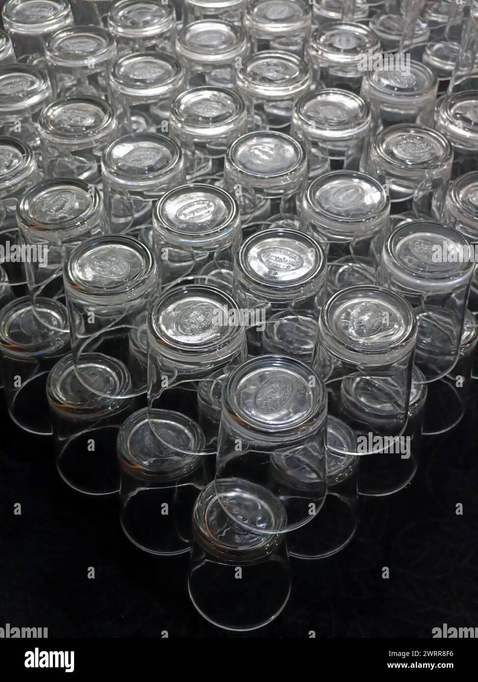Gläser aus Glas sind ordentlich auf dem Tisch angeordnet Stockfoto