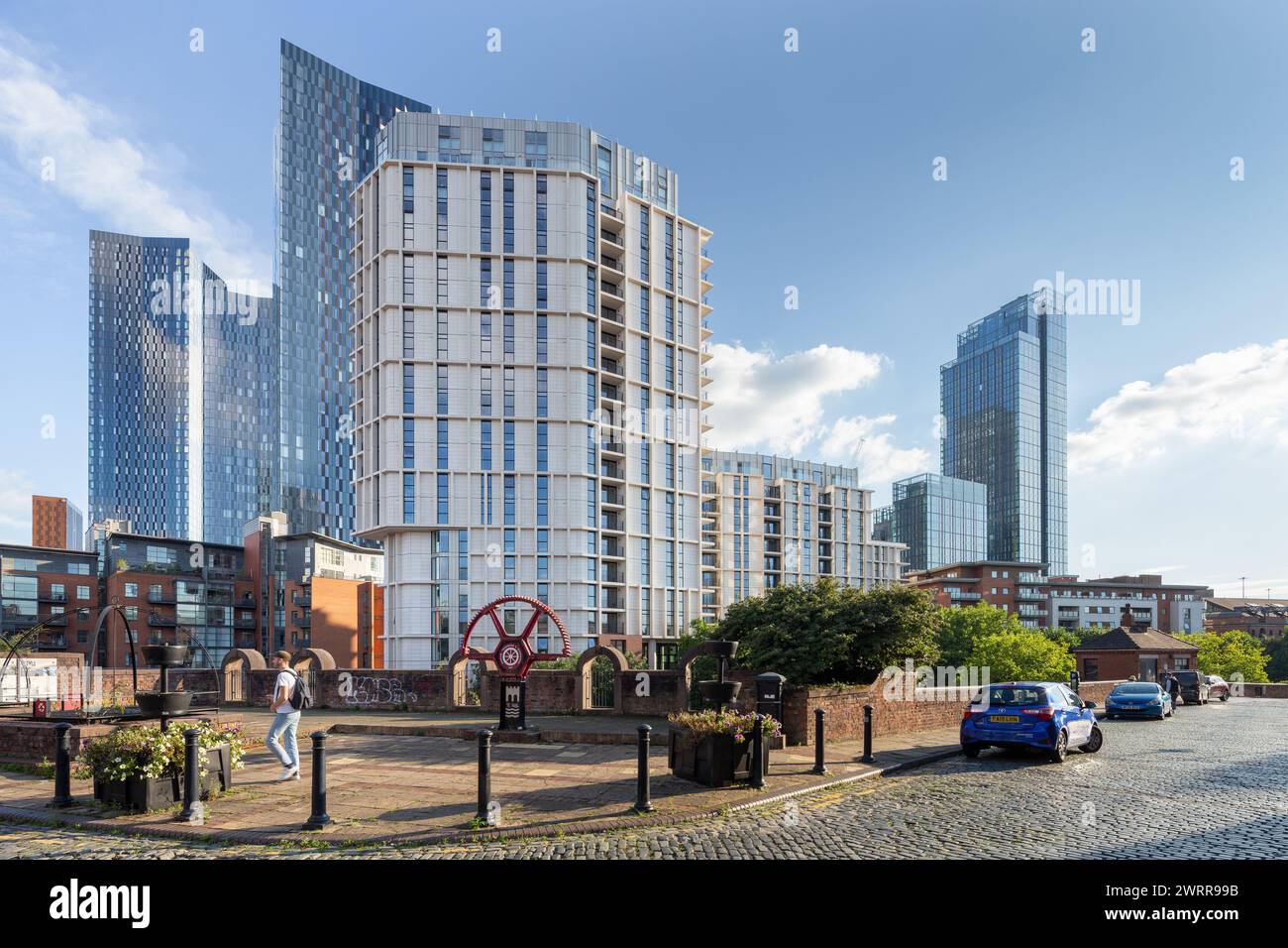 Blick auf die Castle Wharf Apartmentgebäude im Stadtzentrum von Manchester, Großbritannien, mit Deansgate Square und Crown Street Türmen in der Ferne Stockfoto