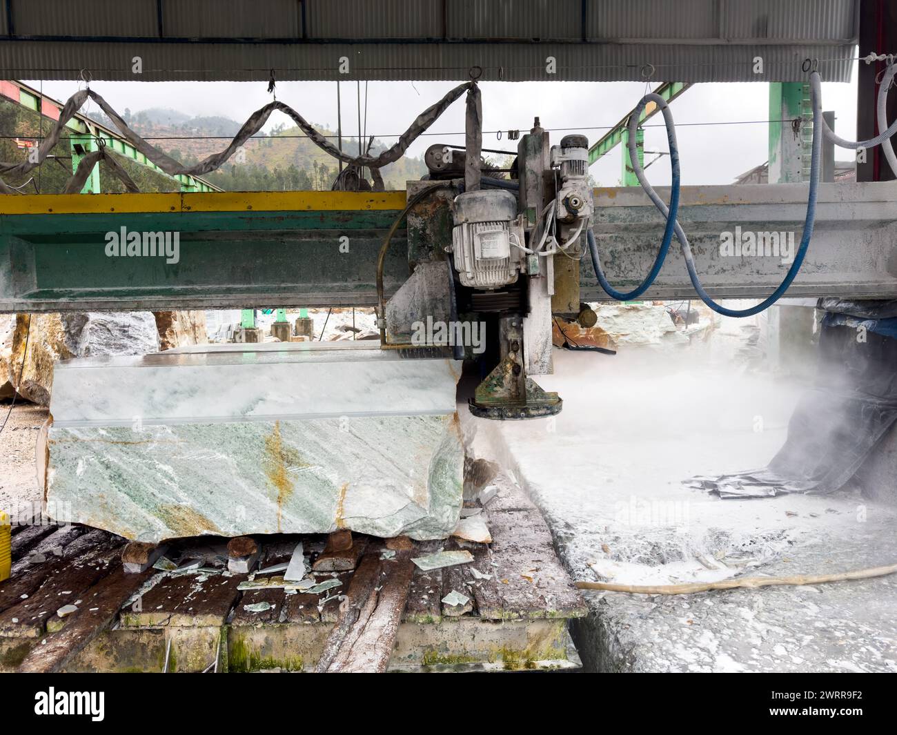 Marmor Schneidemaschine schneidet einen Marmorblock in der Fabrik Stockfoto