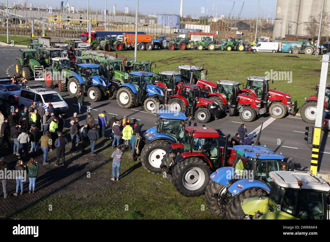 Gent, Belgien. März 2024. Traktoren werden auf der Turborotonde während eines Bauernprotests gesehen, der am Donnerstag, den 14. März 2024, die Einfahrt von LKWs zum Hafen von Gent blockierte. Zwei unabhängige Junglandwirte-Verbände protestieren weiterhin gegen die strengen Stickstoffvorschriften für Landwirte. Durch die Sperrung der Häfen wollen die Landwirte darauf hinweisen, dass es vor allem die Industrie ist, die Stickstoff ausstößt, und nicht die Landwirtschaft. BELGA FOTO NICOLAS MAETERLINCK Credit: Belga News Agency/Alamy Live News Stockfoto