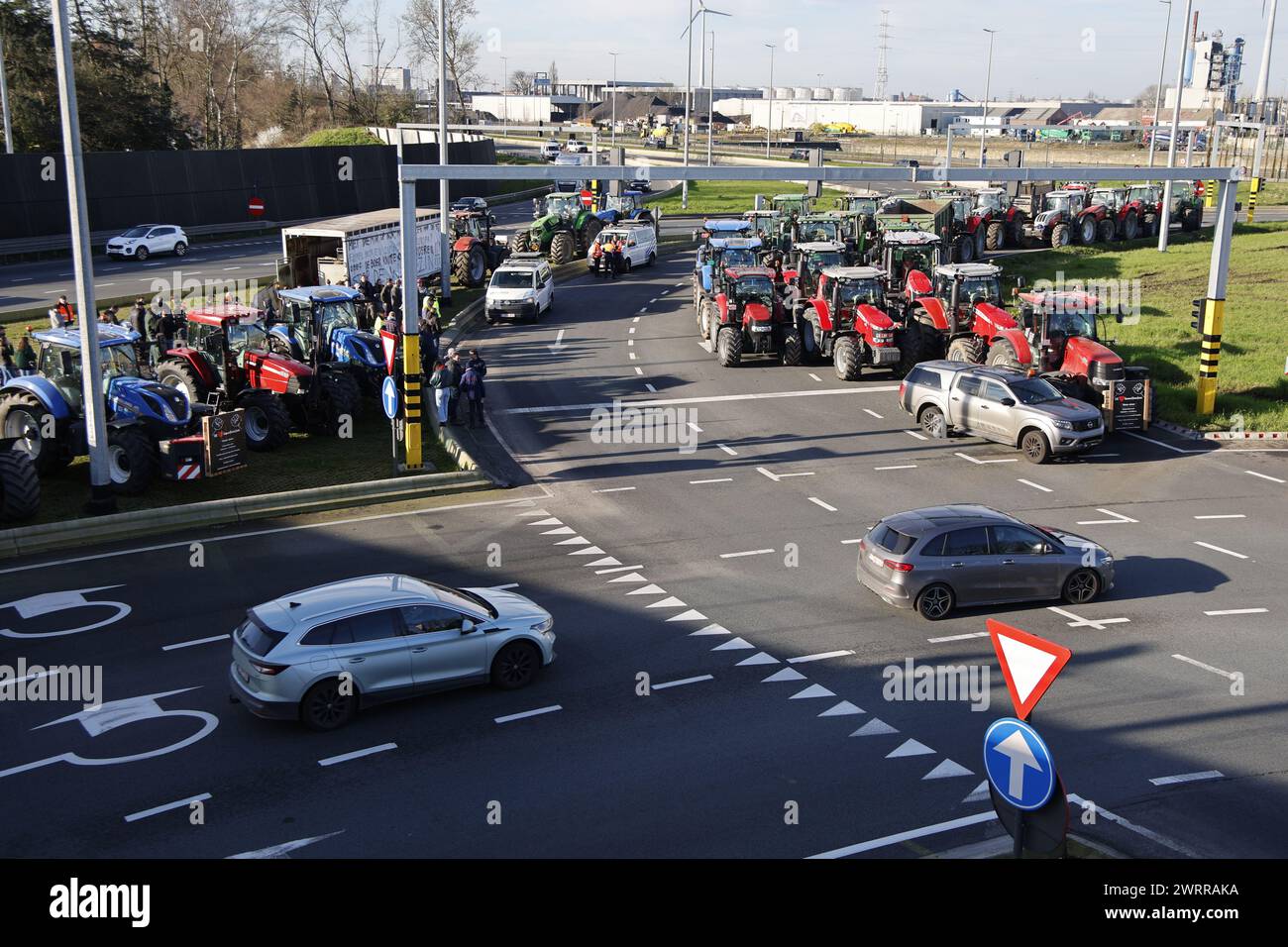 Gent, Belgien. März 2024. Traktoren werden auf der Turborotonde während eines Bauernprotests gesehen, der am Donnerstag, den 14. März 2024, die Einfahrt von LKWs zum Hafen von Gent blockierte. Zwei unabhängige Junglandwirte-Verbände protestieren weiterhin gegen die strengen Stickstoffvorschriften für Landwirte. Durch die Sperrung der Häfen wollen die Landwirte darauf hinweisen, dass es vor allem die Industrie ist, die Stickstoff ausstößt, und nicht die Landwirtschaft. BELGA FOTO NICOLAS MAETERLINCK Credit: Belga News Agency/Alamy Live News Stockfoto