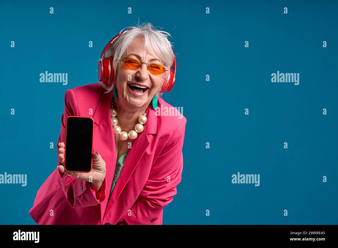 Joyful Senior Woman Sharing Smartphone Screen Stockfoto