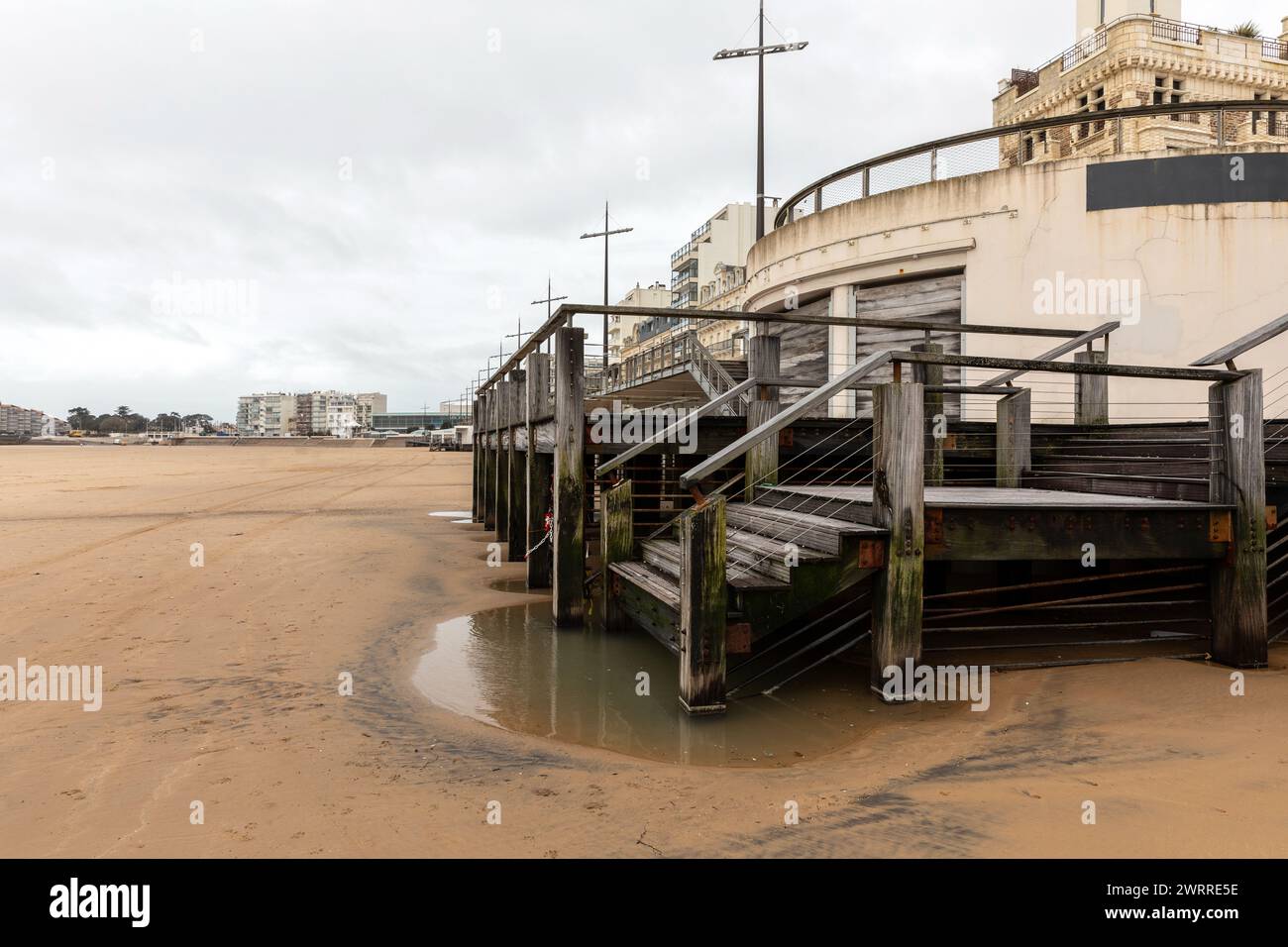 Niedriger Sandstand durch die Flut im März 2024 am Strand von Les Sables d'Olonne, Frankreich Stockfoto