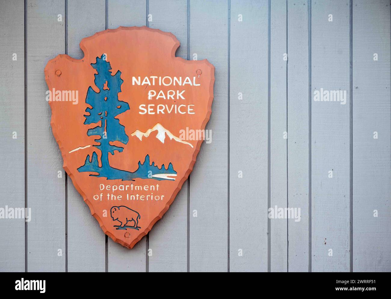 Schild mit dem National Park Service an der Außenwand am Parkeingang Stockfoto
