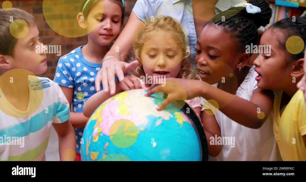 Bild von Lichtflecken über birassischer Lehrerin mit verschiedenen Schulkindern in Bibliothek Stockfoto